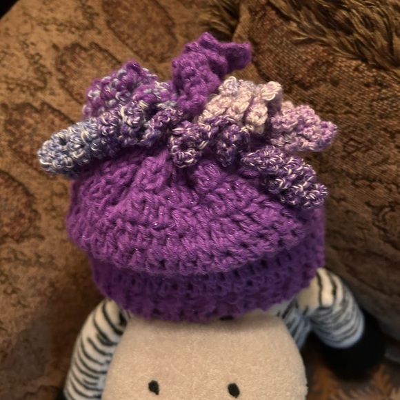 Child’s beanie with curly Q’s - Picture 3 of 4